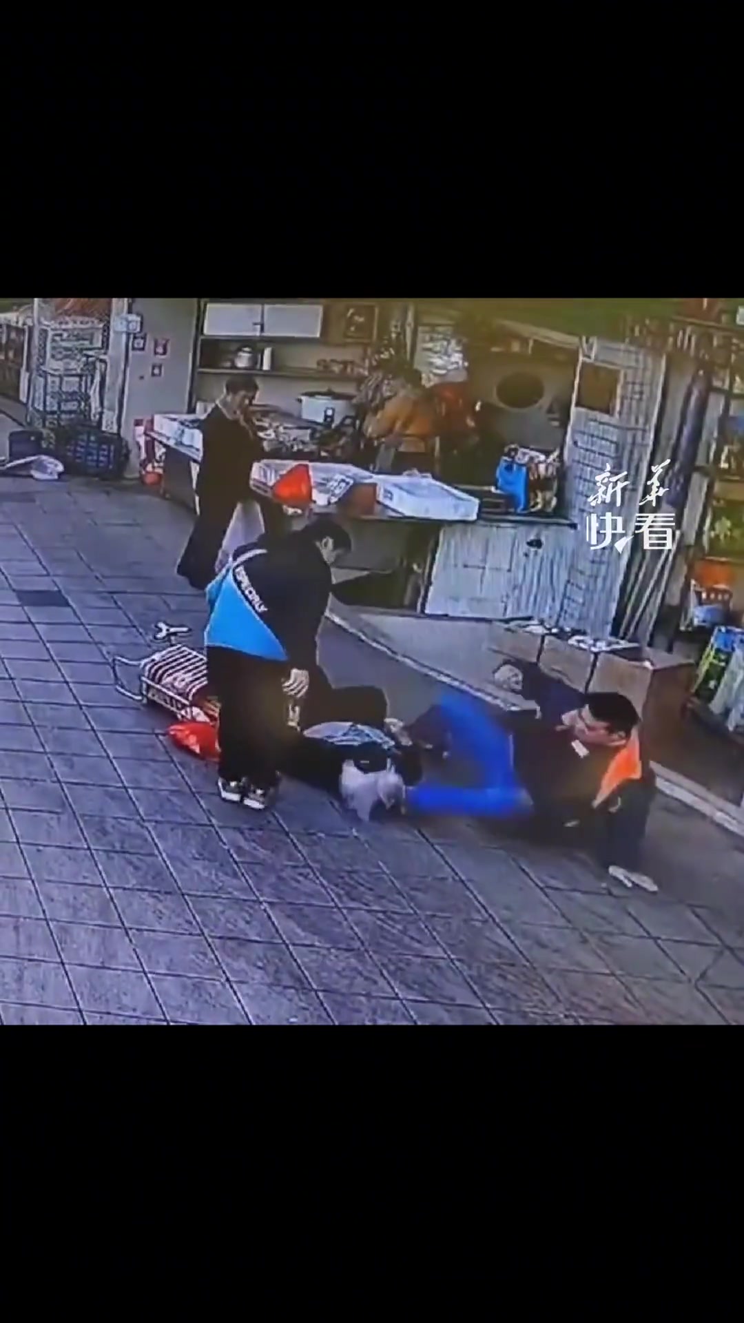 老人走路时突然后仰摔倒，男子这一脚太救命了！