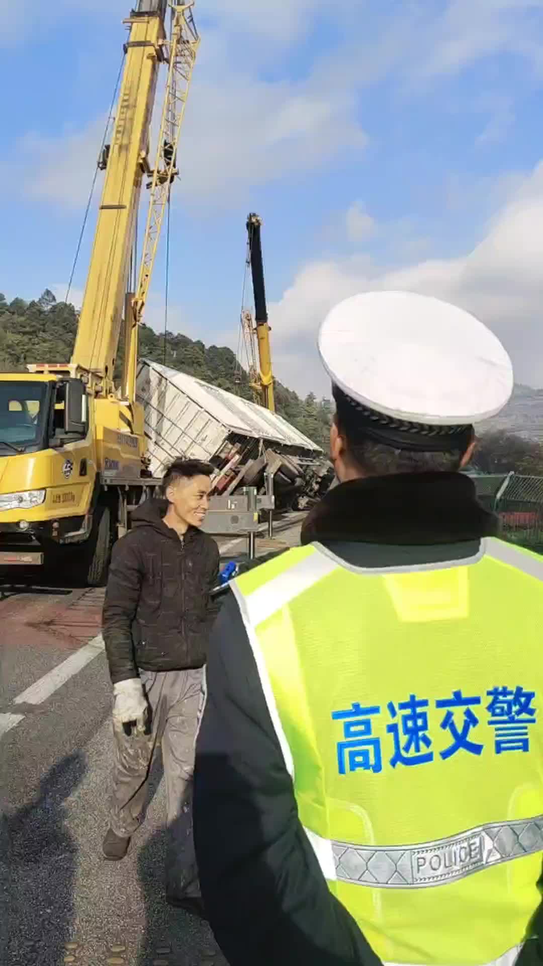 右边是不是应该垫点东西缓冲下