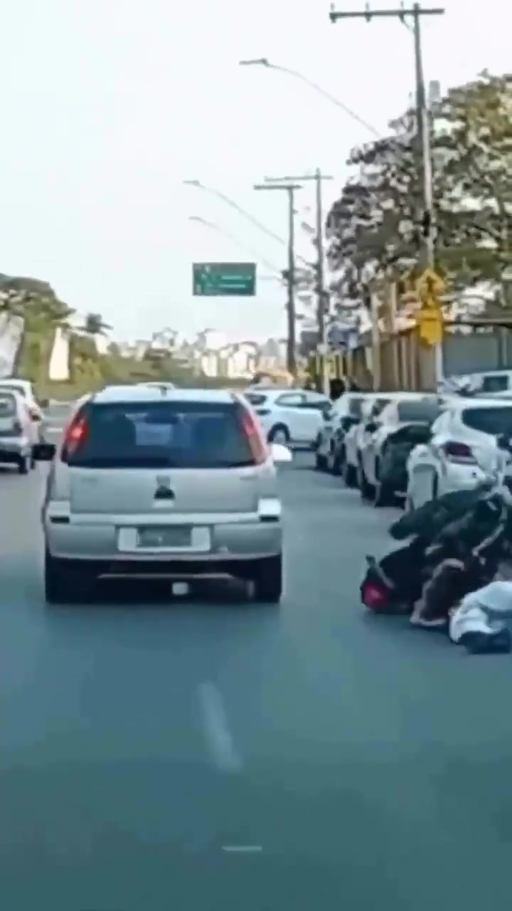 见到过驴打滚，没见过摩托车打滚的，而且动作是如此连贯丝滑完美