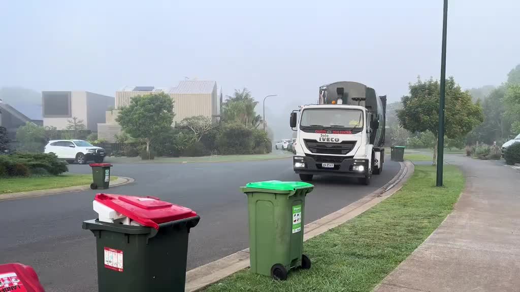 怎么还有“未成年”的垃圾桶！