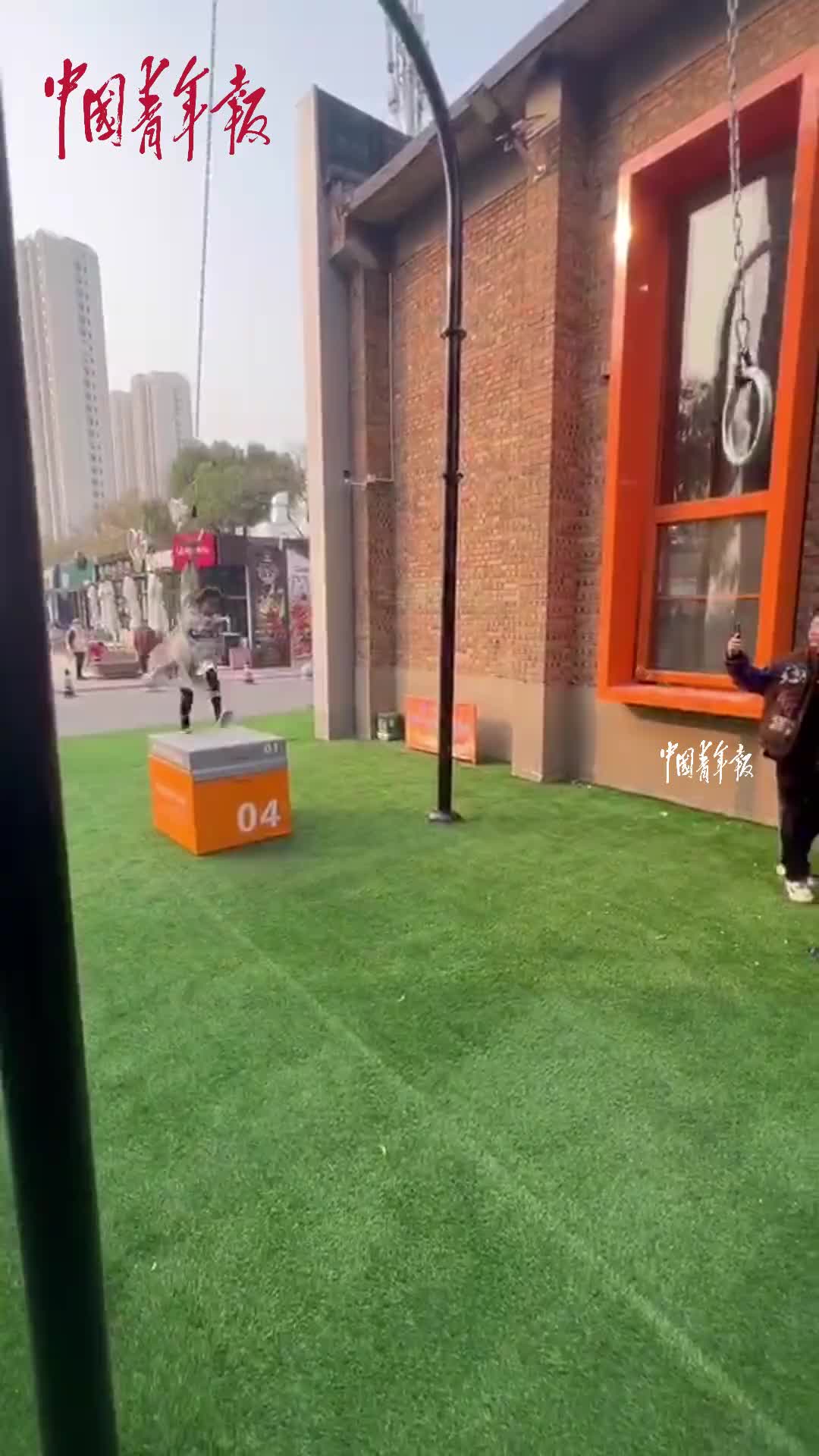 不建议孩子这么小就这样玩，因为会伤到大人的自尊