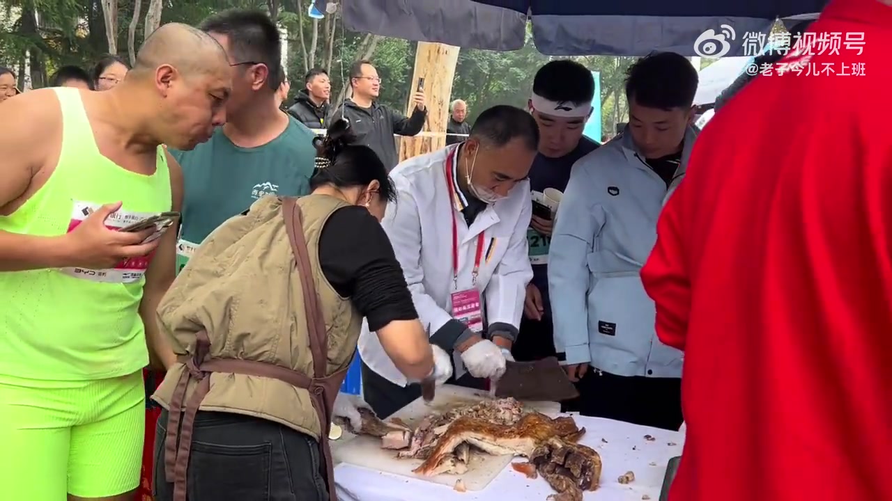 马拉松补给品黄家烤肉，切肉的刀都快被师傅抡冒烟了