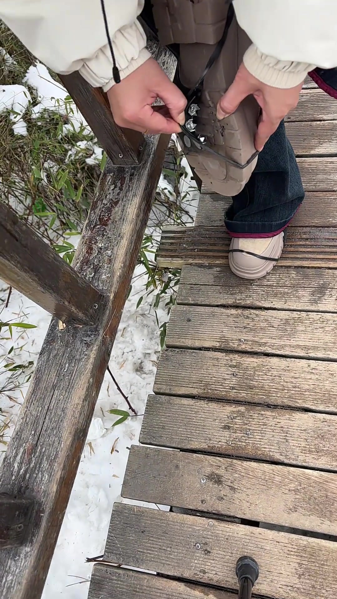 她说走一路怎么那么隔脚，原来是防滑穿反了