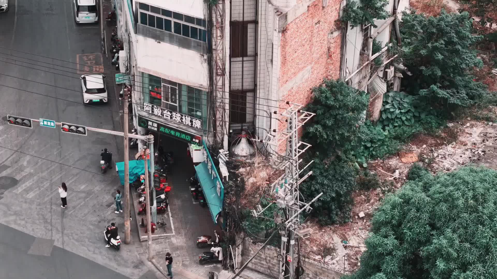 这多少有点魔幻现实主义