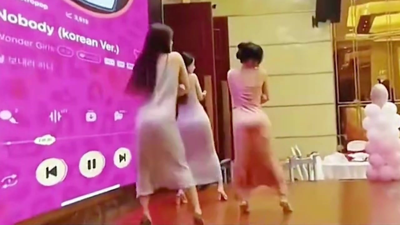 看着新娘和伴娘的现场表演，公婆有些担心儿子了