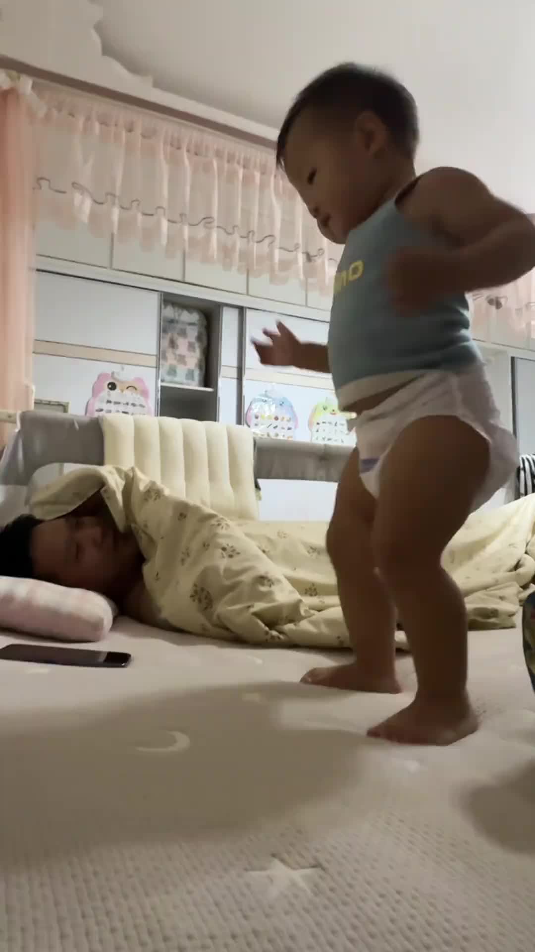 听到音乐就跳舞，这动作笑死我了