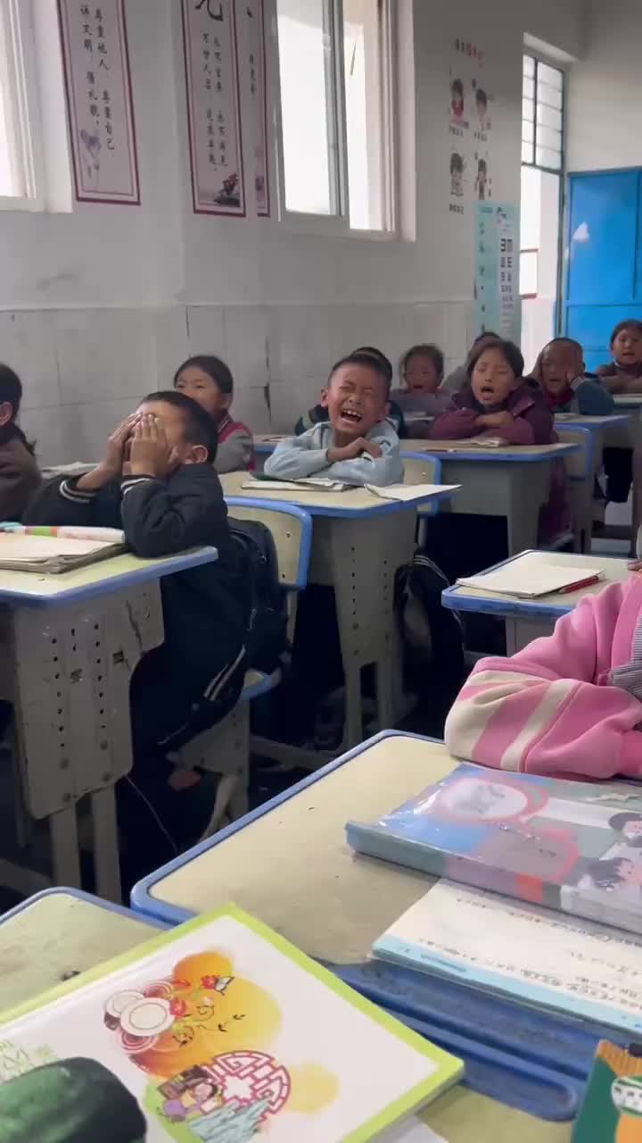 父母可以放心了，这孩子确实在拼命的学习