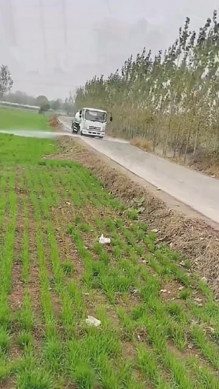 路也浇水，麦子也浇水