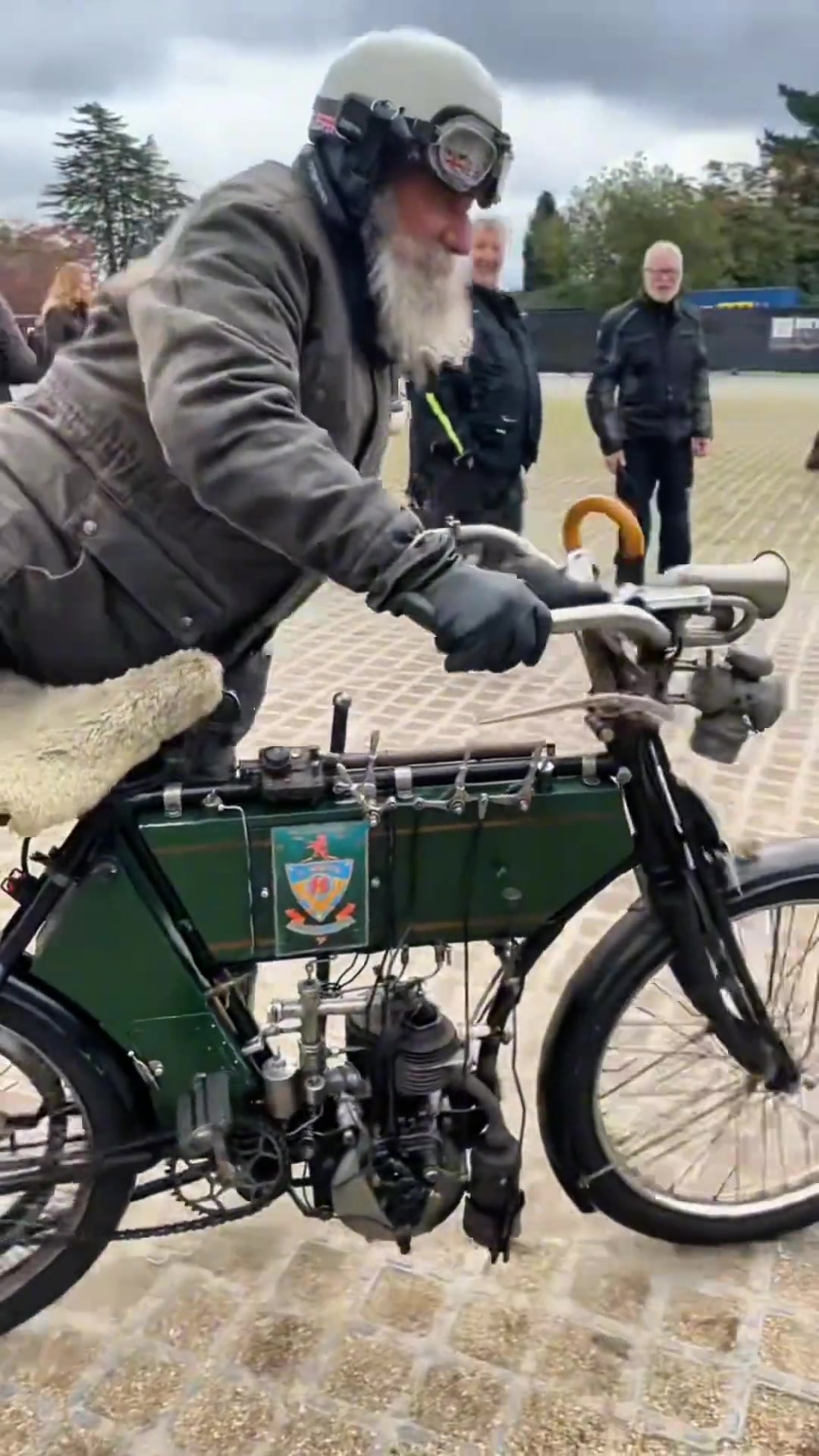 老人骑老车，启动有点费劲