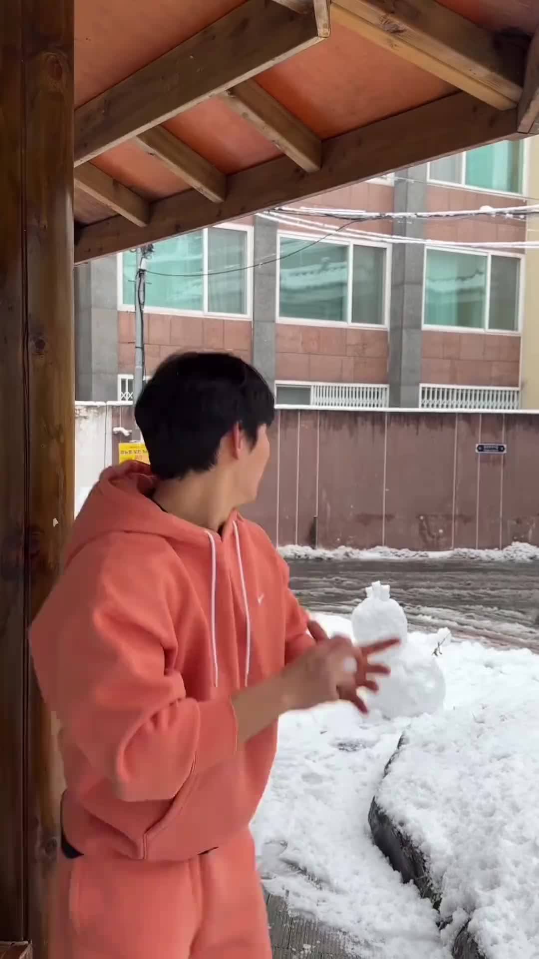 为什么说不要和棒球运动员打雪仗，它们甚至能抛出弧形球！