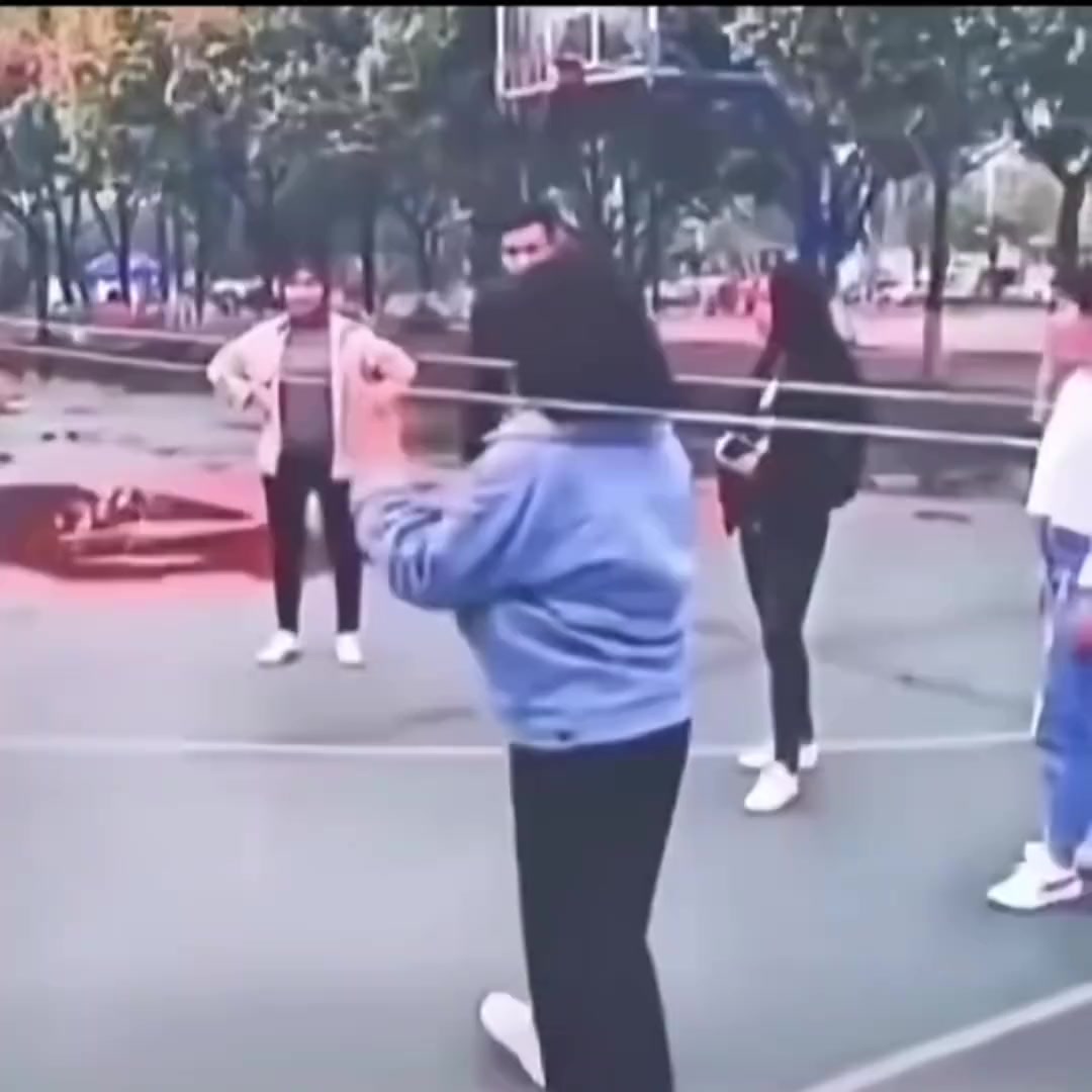 你还跳得了这个高度吗玩过这个的都多大了