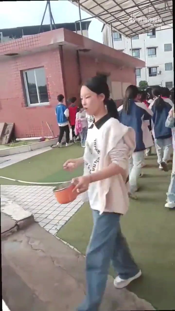 这是学生浪费粮食还是饭难吃