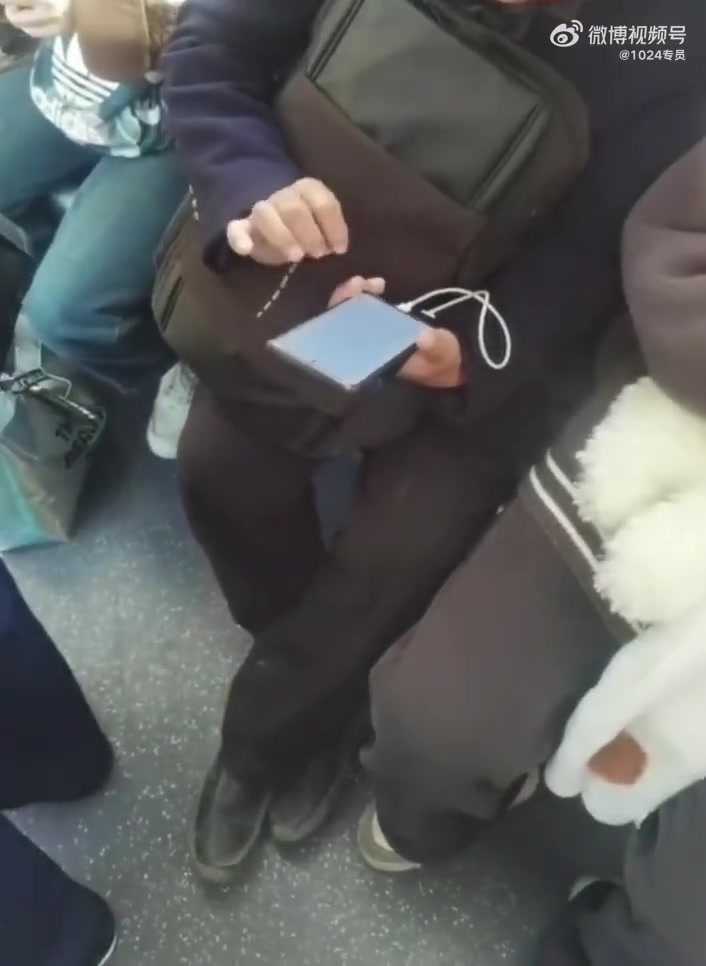 被大哥熟练的充值打赏的操作看傻眼了！