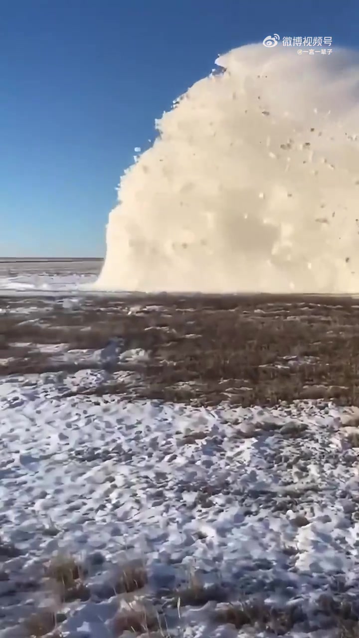 火车硬核冲击雪墙瞬间
