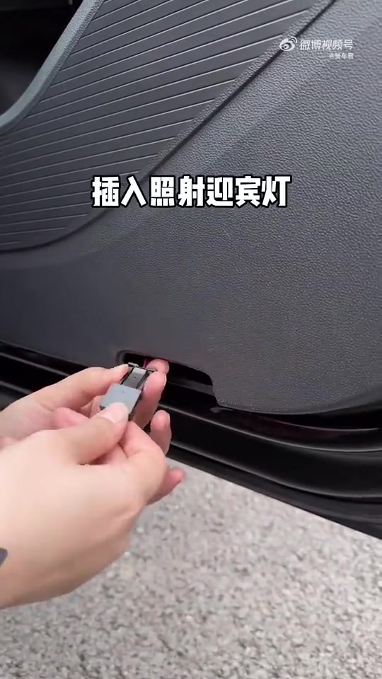 车主嫌弃原车无迎宾灯不高级！网友：智商税！