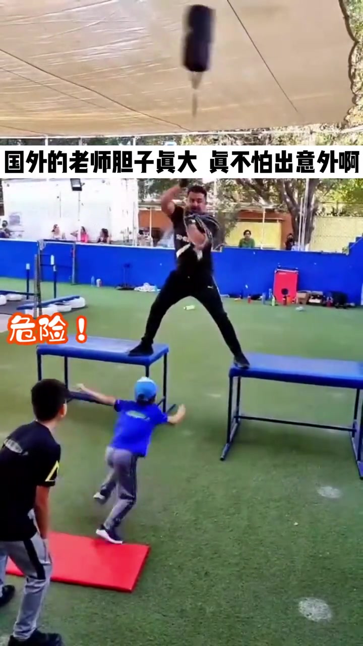 国外老师胆子真大,用“大摆锤”训练孩子,真不怕出意外啊