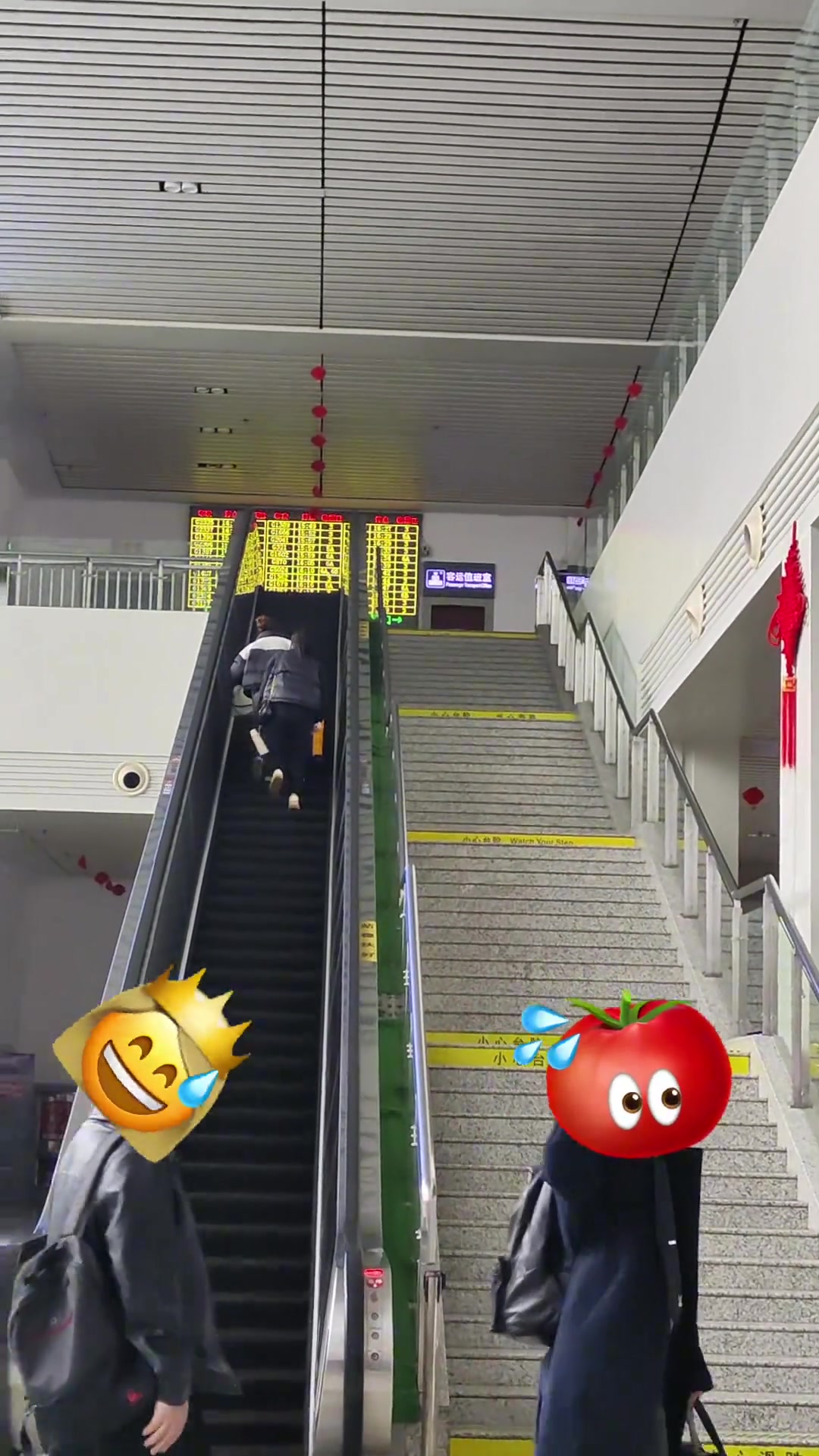 要是没人来她俩能走一天直接给那男的整怀疑自己了