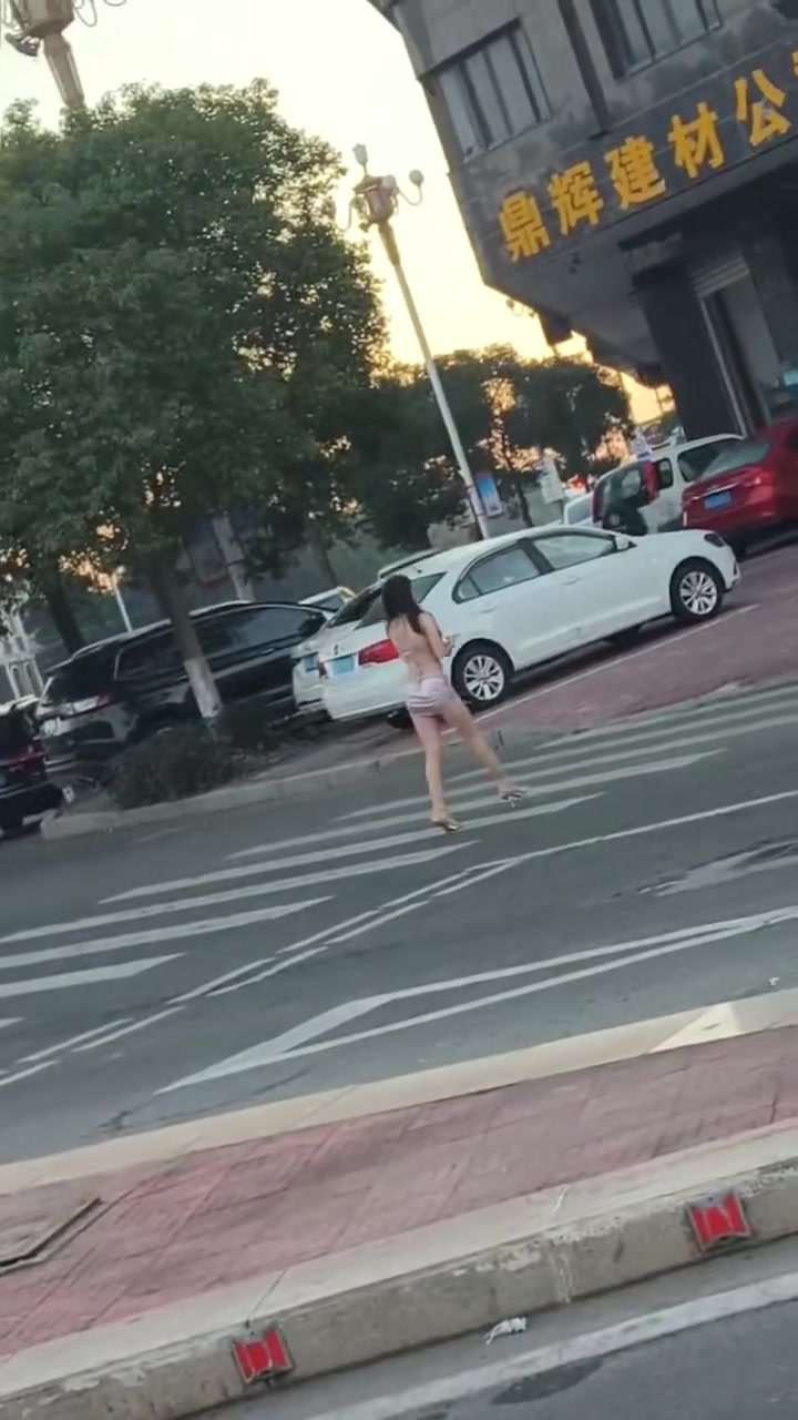 这美女在冬天的早上敢这样穿啊