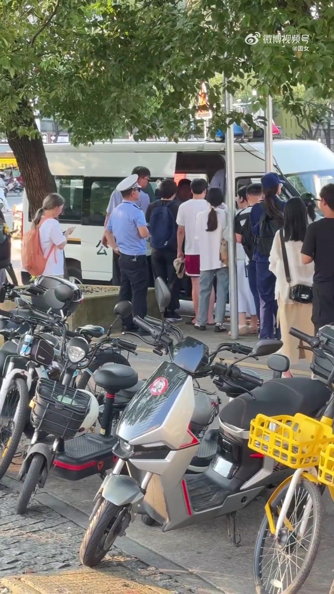 高校门口交警突击检查头盔，大学生自觉排队交罚款