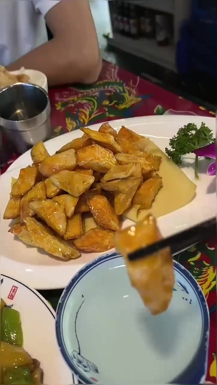 我小时候吃席的时候，有拔丝地瓜会搭配一碗水