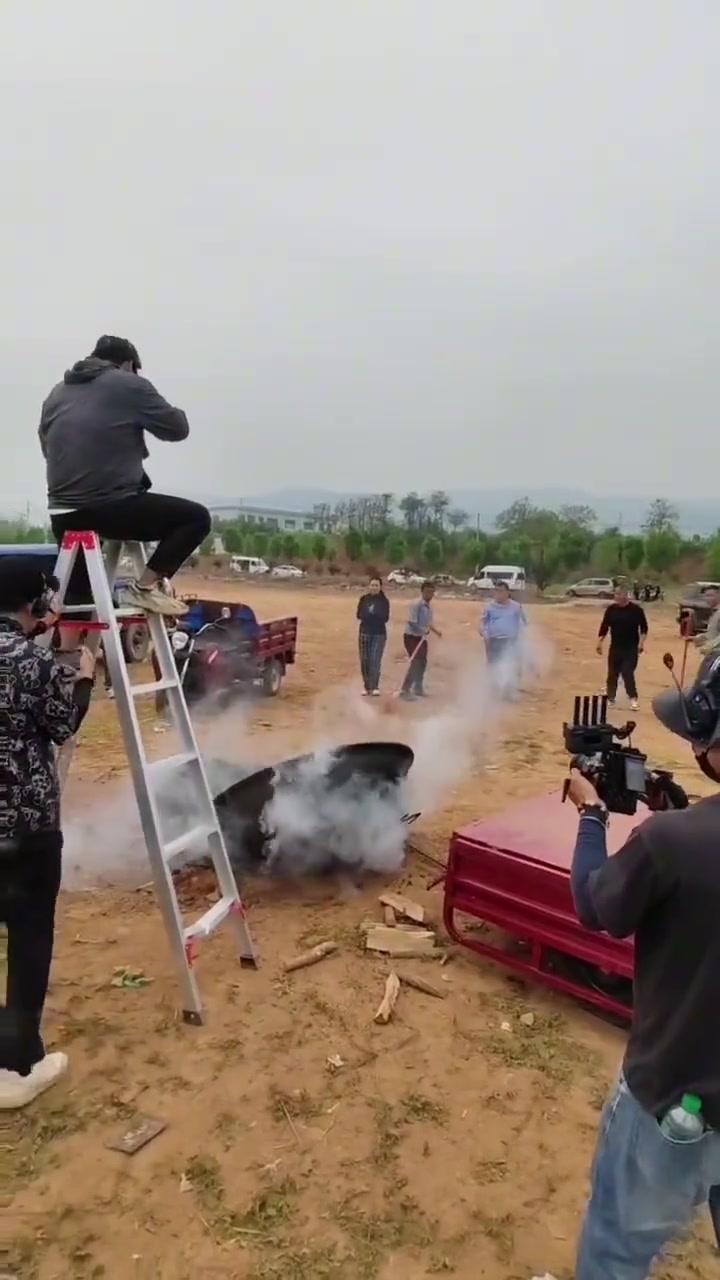 拍戏现场，一锅假热水！