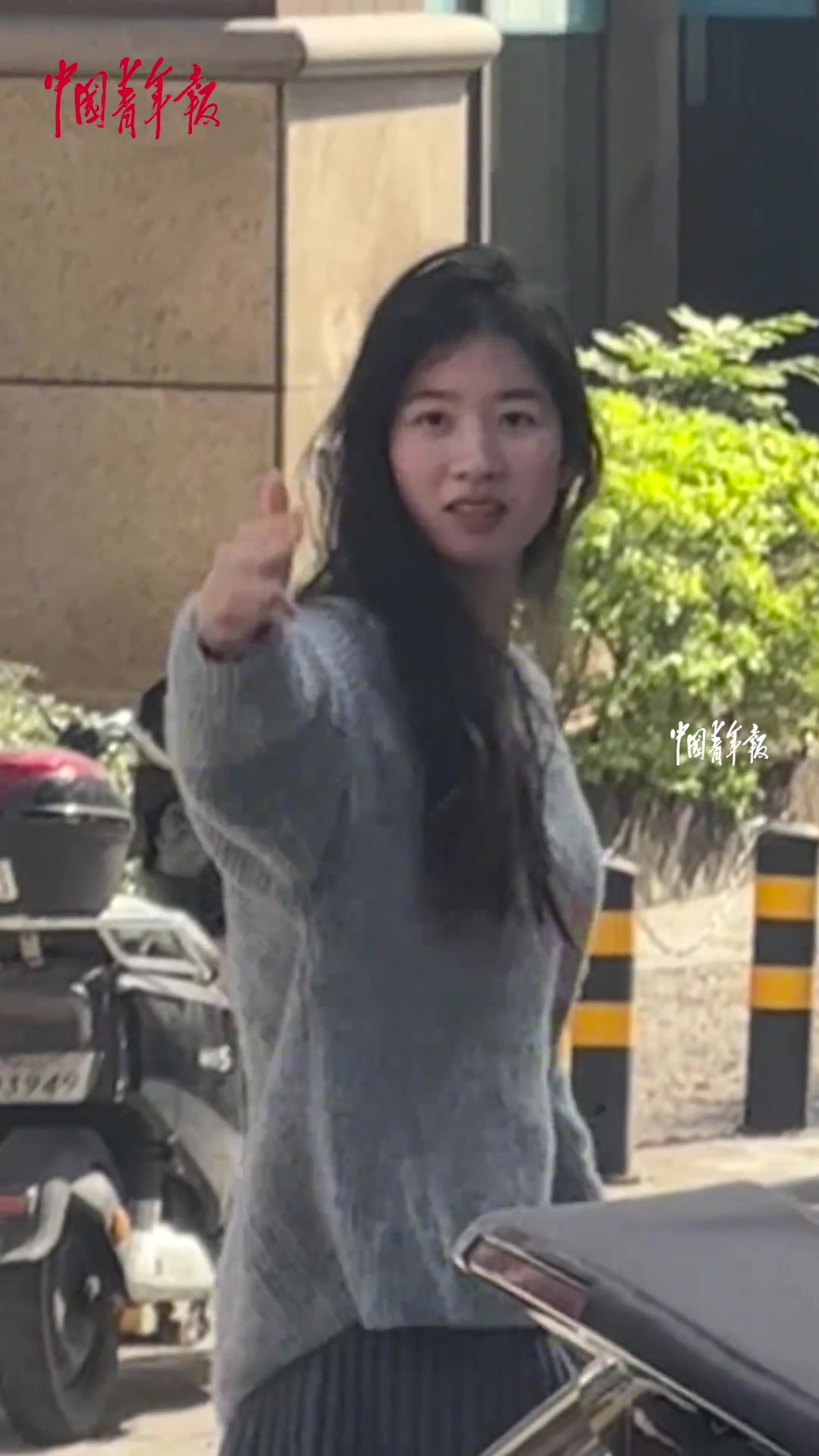 小伙送女友上班，每天告别前都能收获满满的爱意和喜悦
