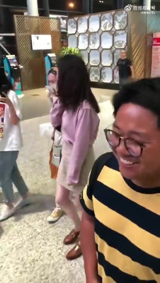 江疏影性格真好啊，被男粉丝搂腰还开玩笑着说：他搂我腰唉！