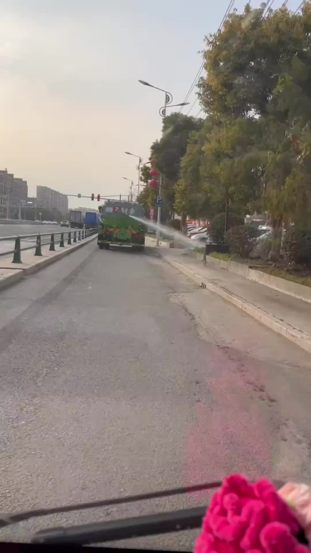这大哥跟洗车店有合作关系吧！