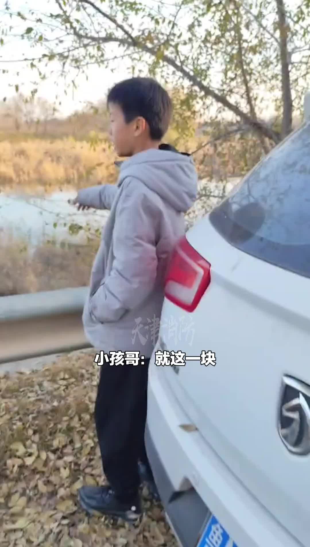 这个消防员真是老六，临走不忘吓唬小孩哥！