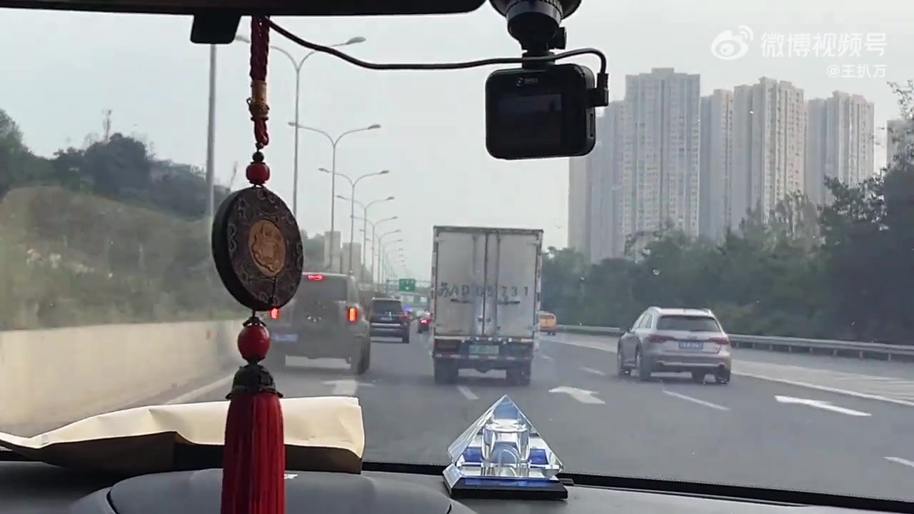 给坦克大哥吓得都不敢动了