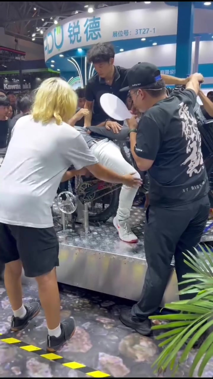 幸亏戴了头盔，不然大家都认识了！