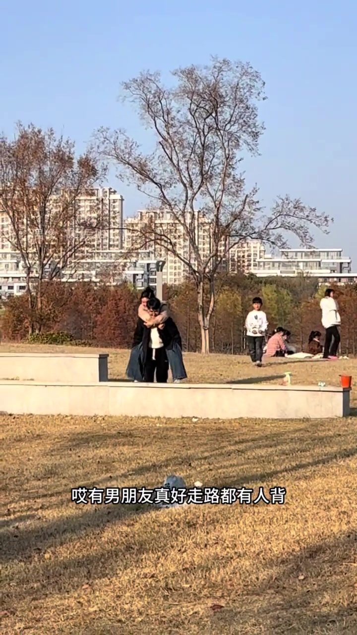 女生羡慕别人有男朋友背！下一秒就被笑到了