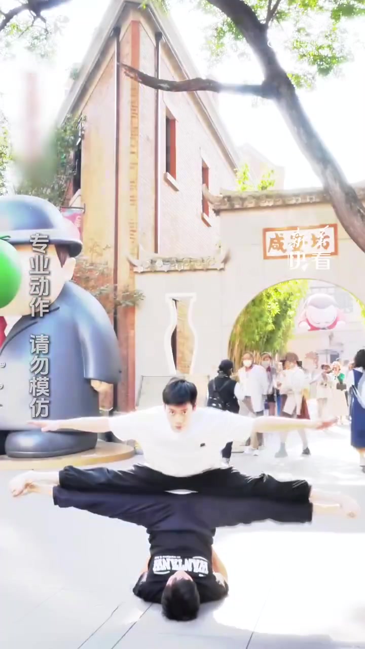 杂技演员展示高难度动作，网友：这核心力量绝了！