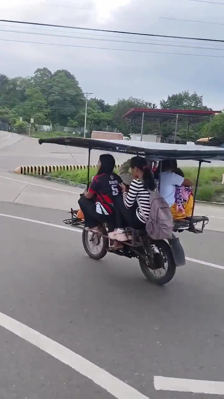 一辆两轮摩托竟载六个人，超危险