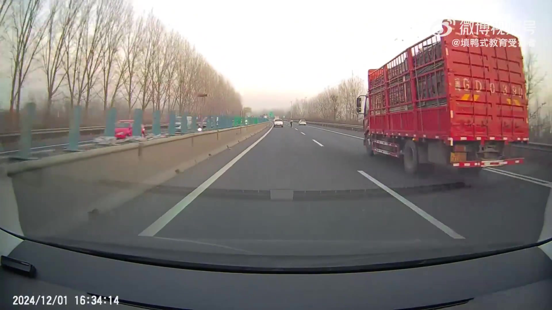这是高速公路吧，咋还出来一个人呢