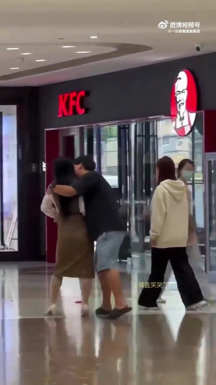 这兄弟是如何做到一拖二的凭什么