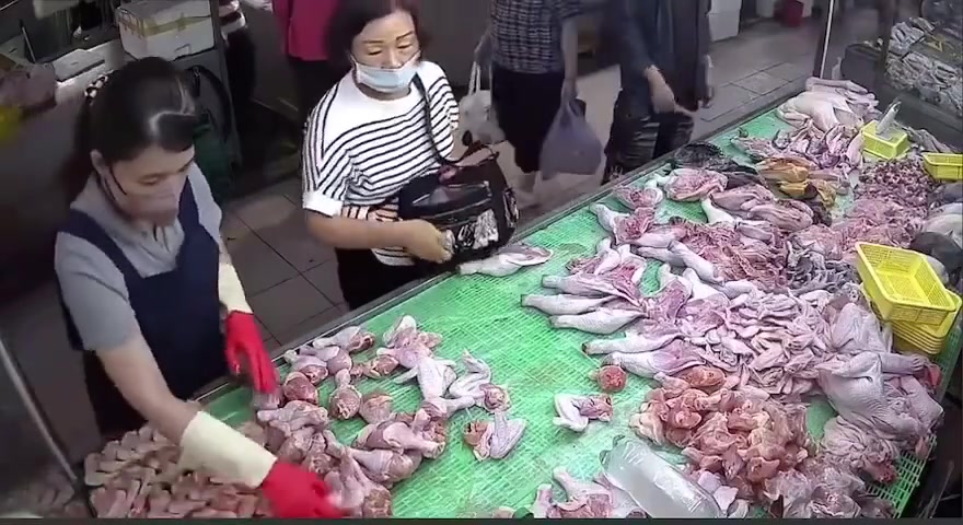 网友：阿姨怎么会拿你鸡腿呢明明是这鸡腿缠上阿姨了....