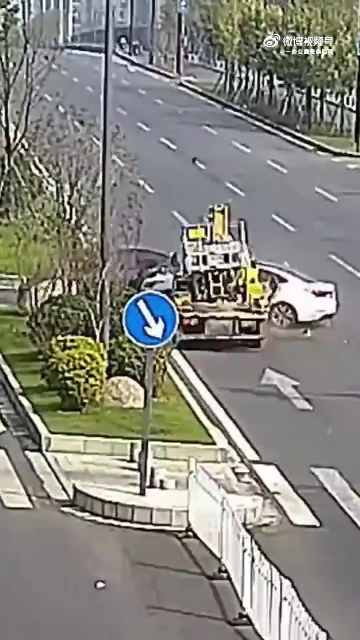 跨越多车道变道，黑车他想去哪里