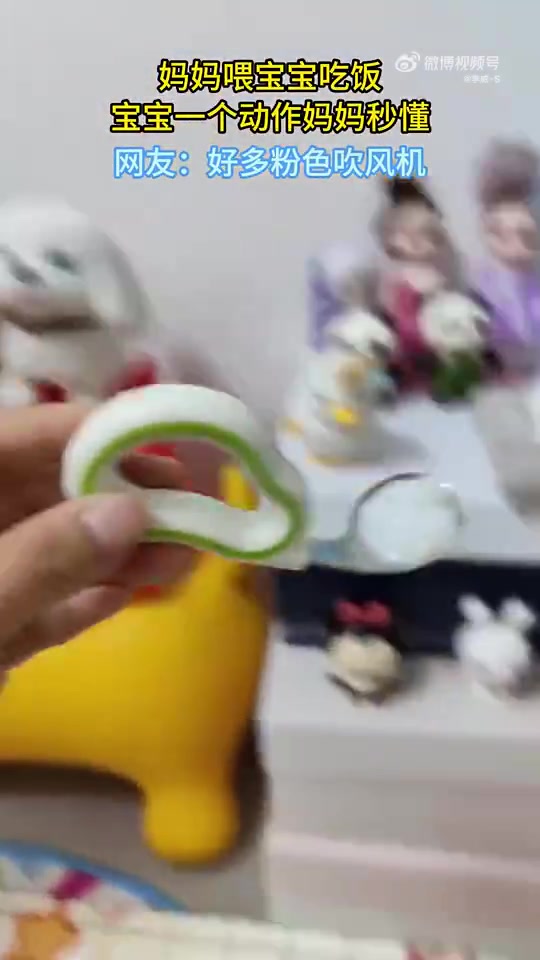 妈妈喂宝宝吃饭，宝宝一个动作妈妈秒懂