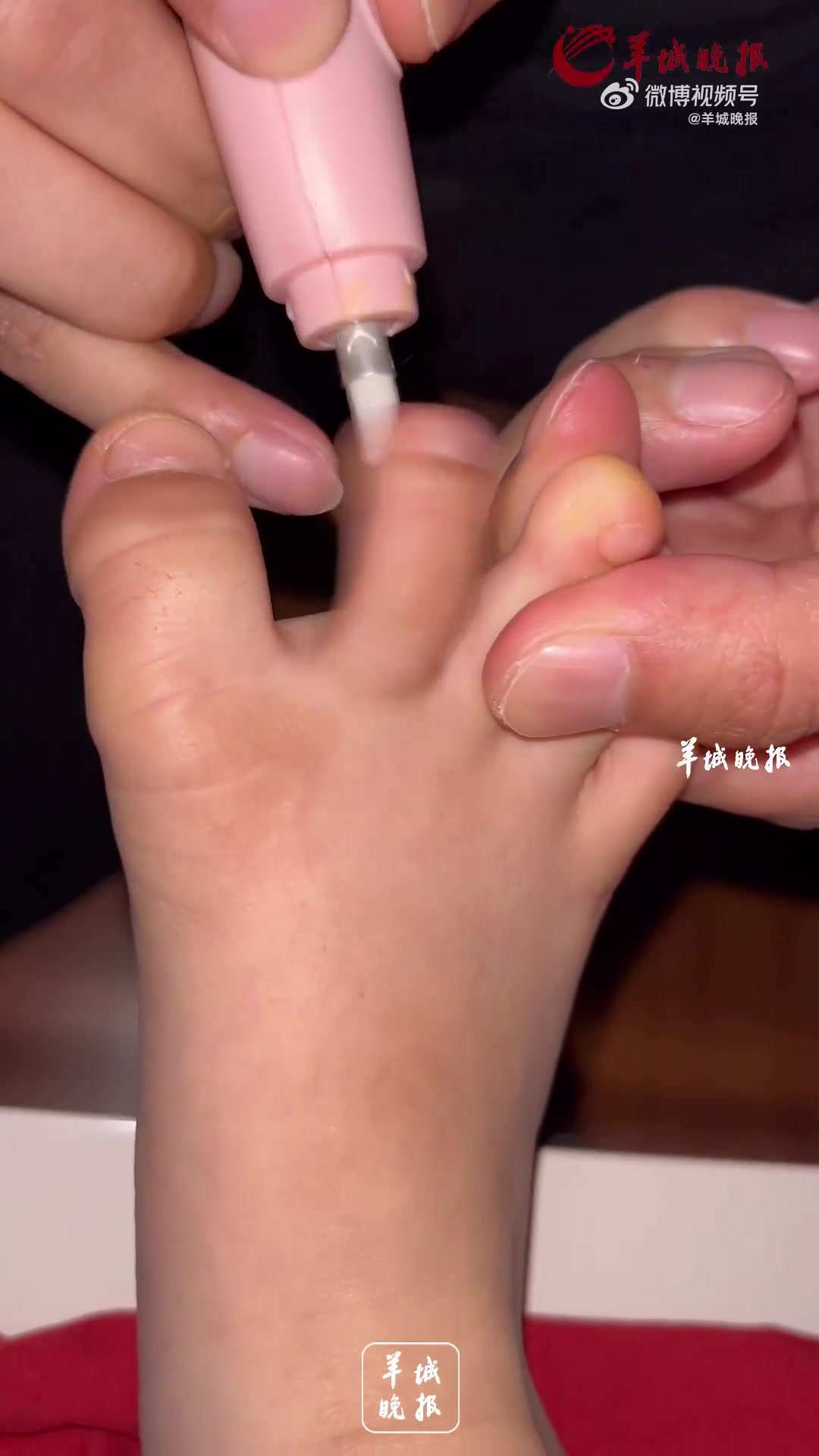 真是个“脚滑”的女儿！宝爸：不好意思憋不住了