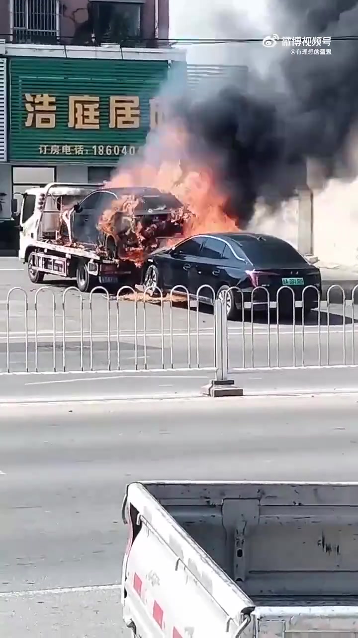 三台车全报废的话算谁的