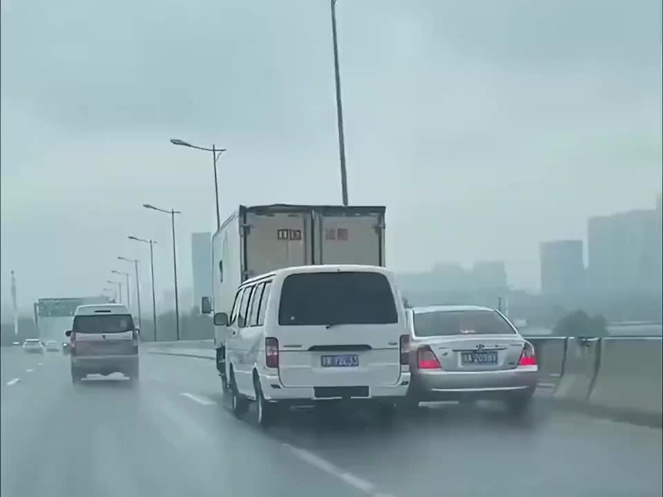货车突然加速像左打方向盘，他们会怎么样！