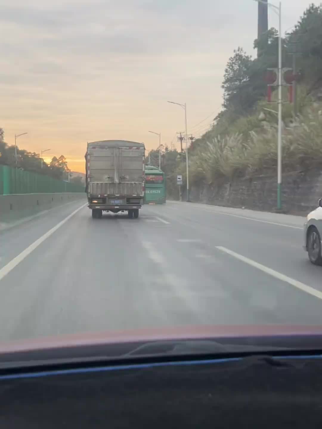 车：师傅师傅，我的屁股开花啦