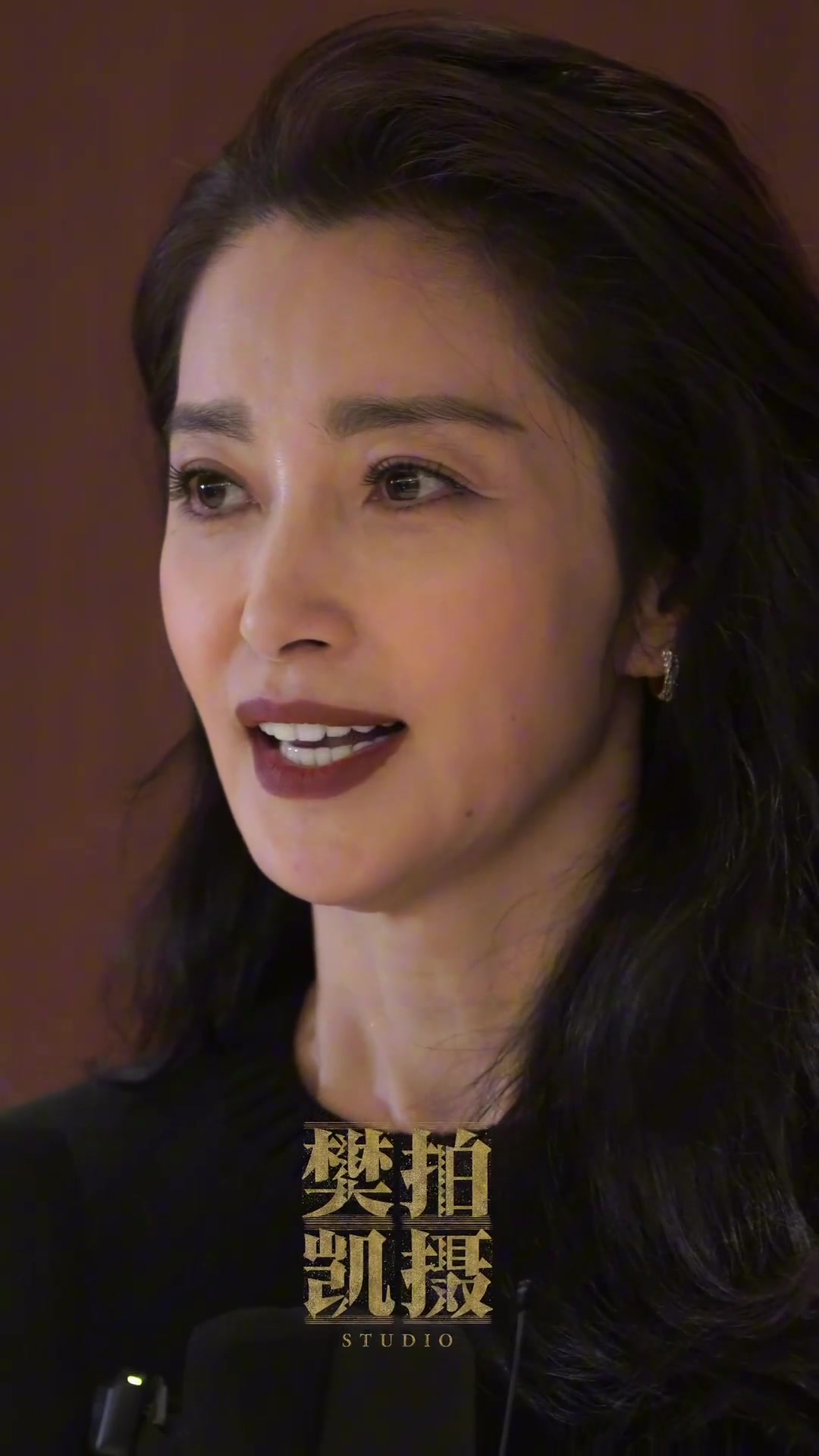 51岁的李冰冰这个真实，有年龄感，但状态和气质挺好