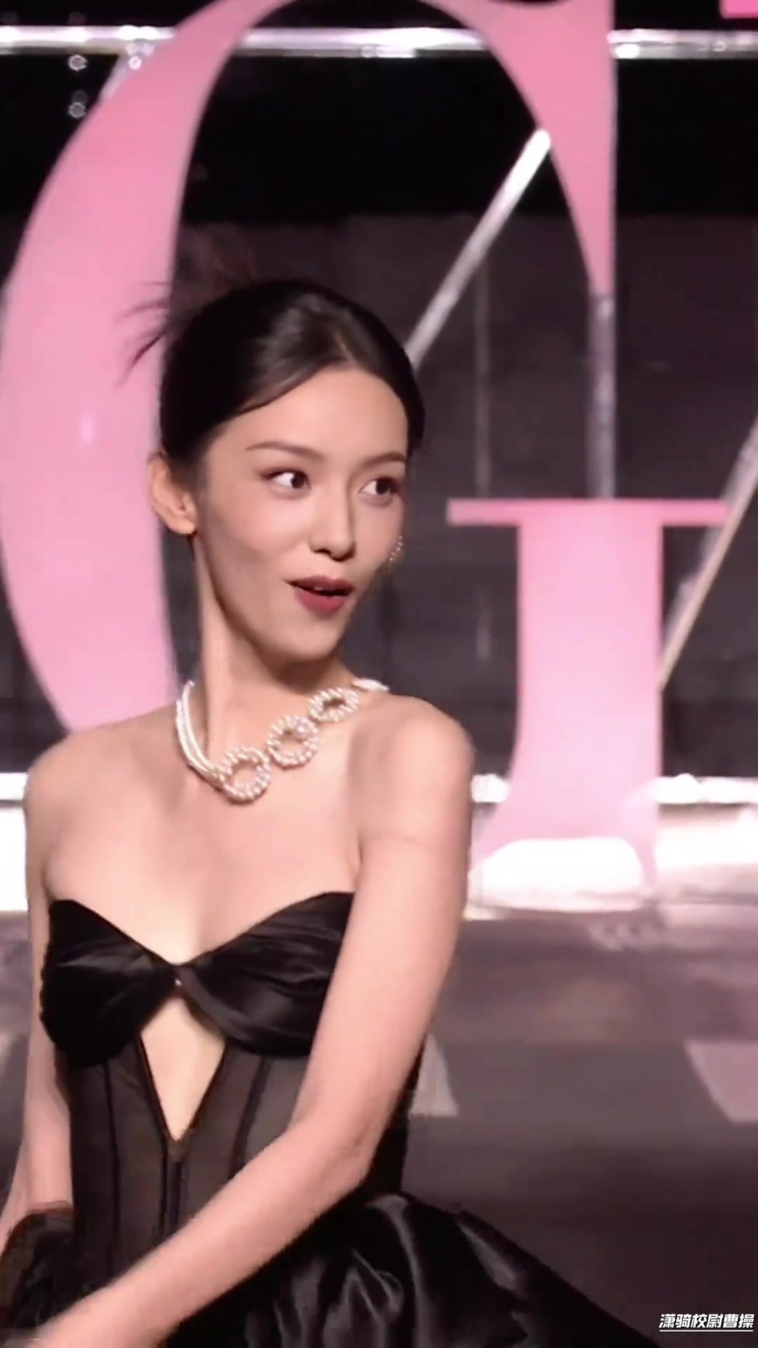 这个解扣子换装太有创意了就可惜这蝴蝶结太小了