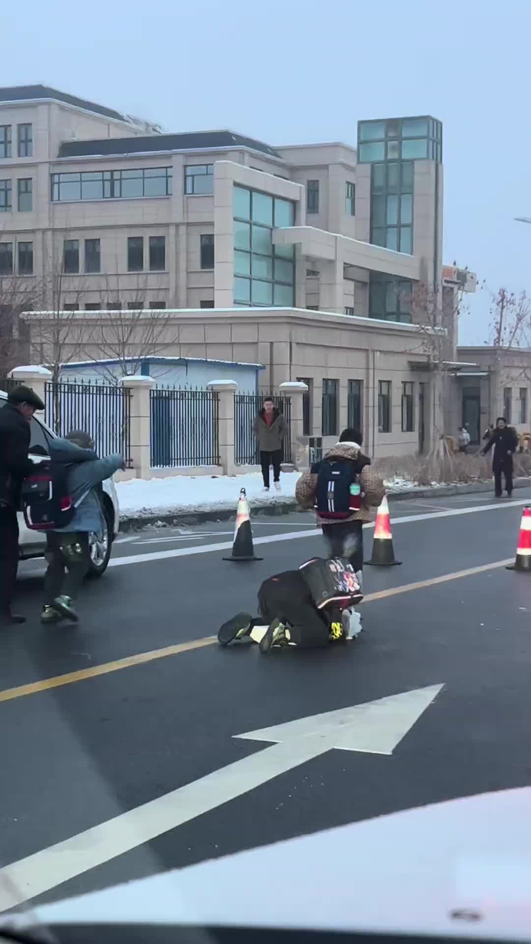 这是要三步一叩首的走到了学校！