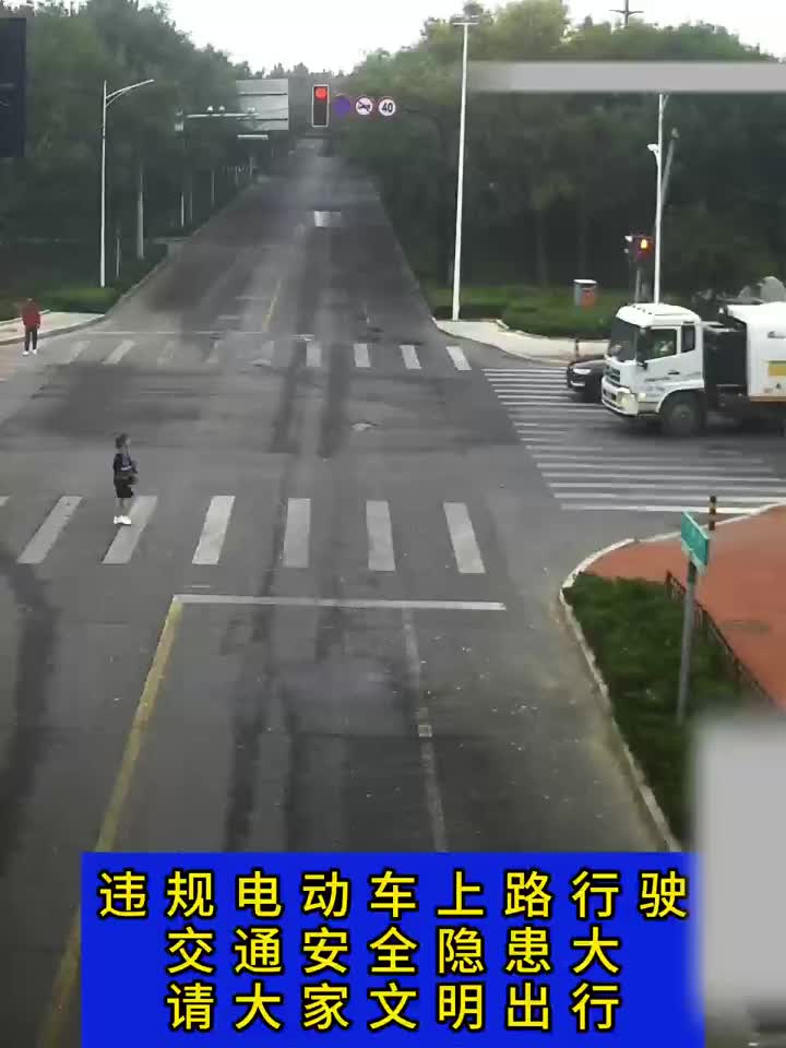 不礼让行人，闯红灯，撞车全责跑不了！