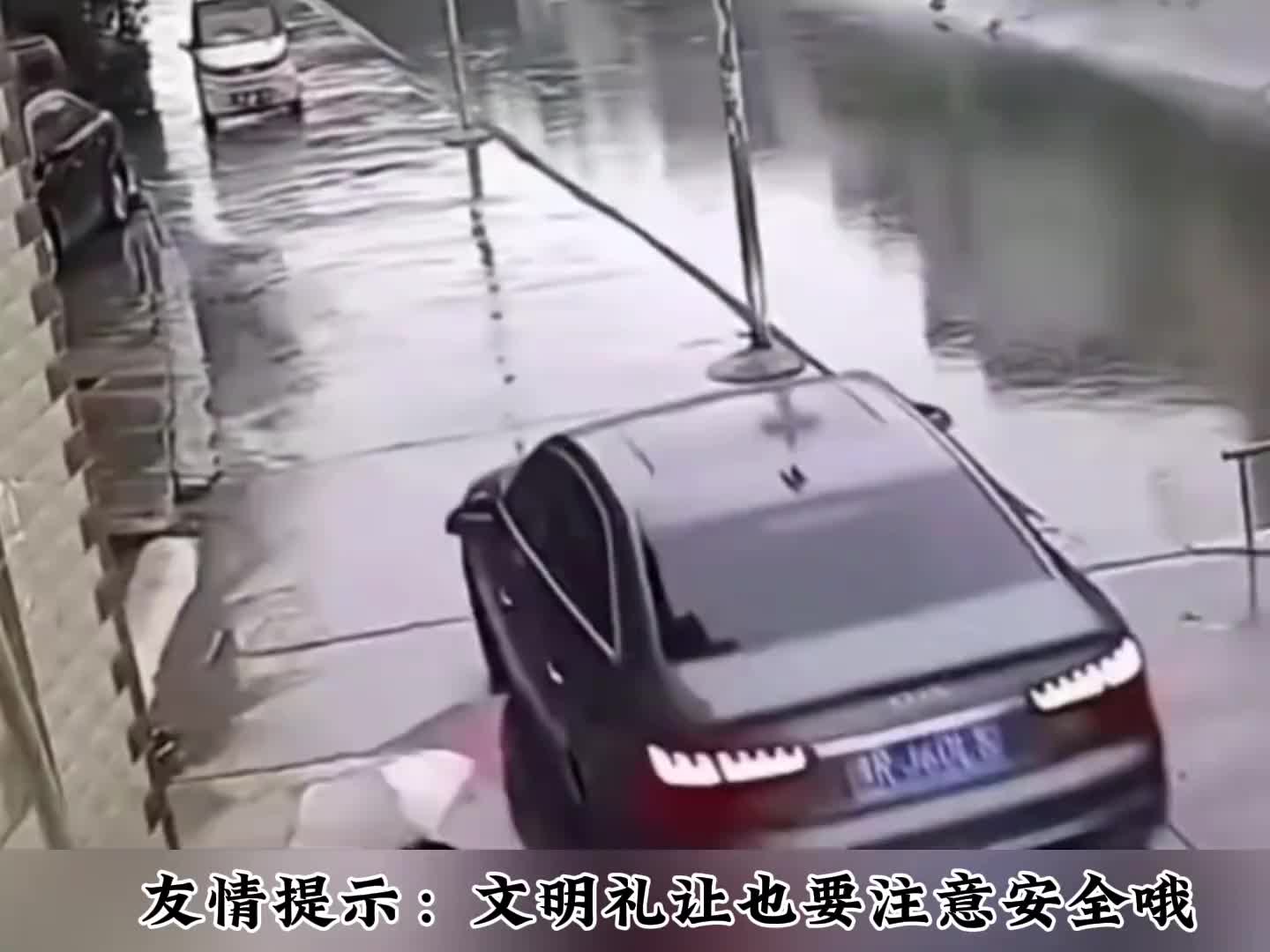 这个河太风平浪静了，我都以为是水泥路呢