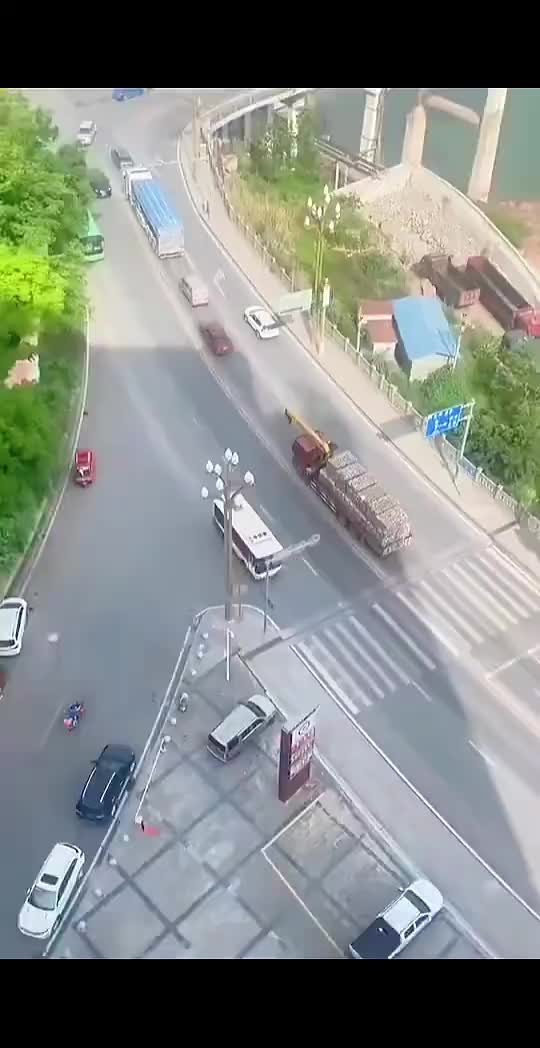 红车怎么有一种压迫感！
