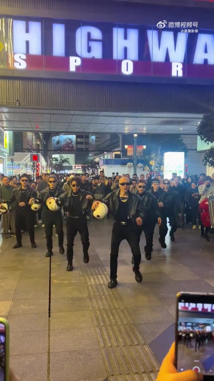 成都春熙路街拍已经不火了，快变成网红直播基地了